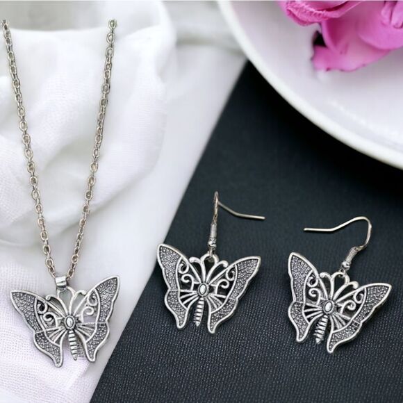 🦋 Silver Filagree Butterfly Necklace + Earrings Matching 3pc Jewelry Set Gift - Picture 5 of 10